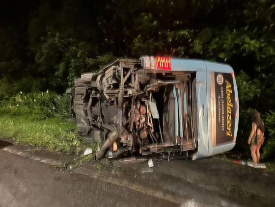 Colisão entre caminhões e ônibus na BR-376 deixa 15 feridos em Guaratuba