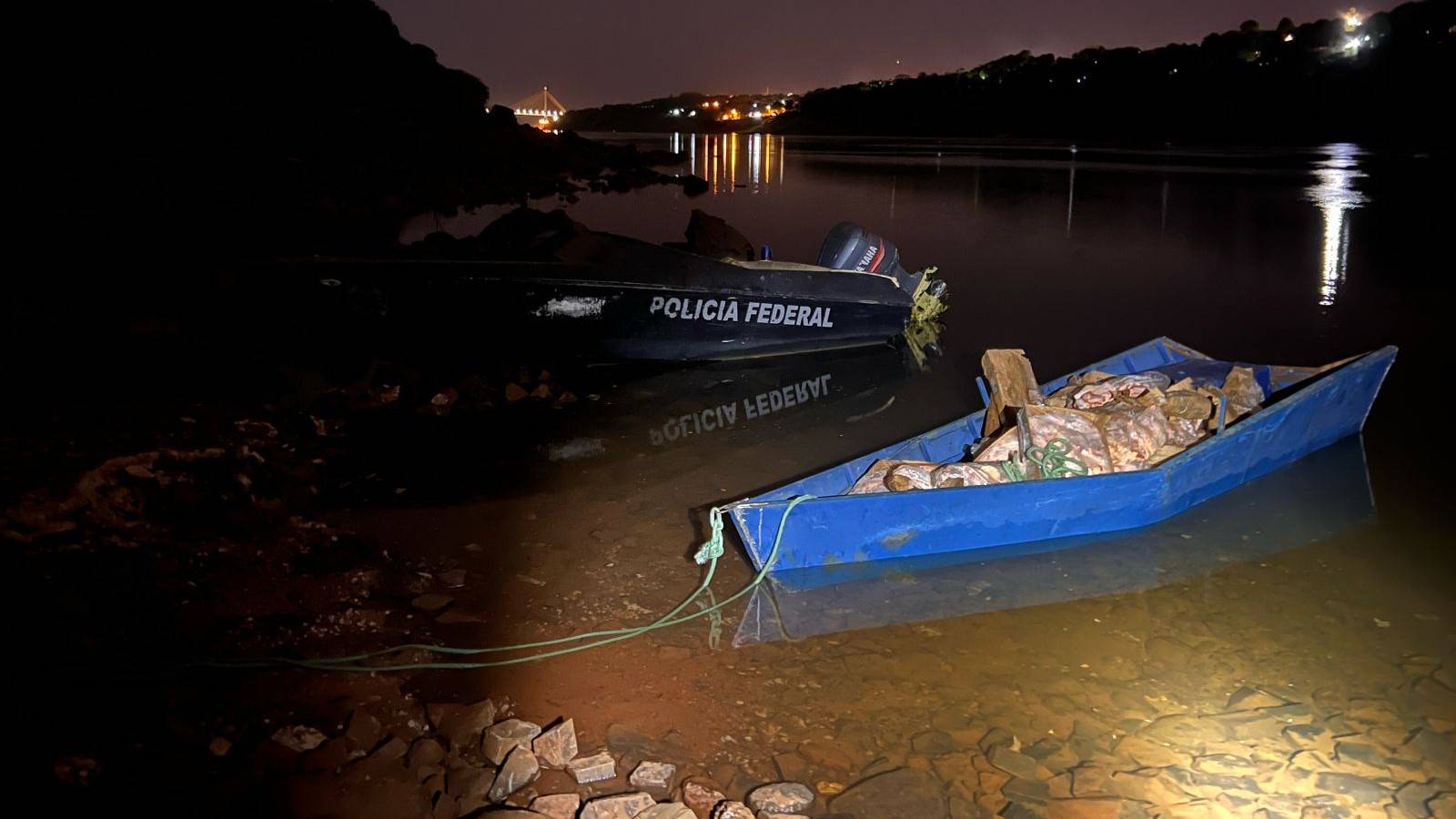 Policia Federal e Exército interceptam embarcação com peças automotivas e alimentos descaminhados