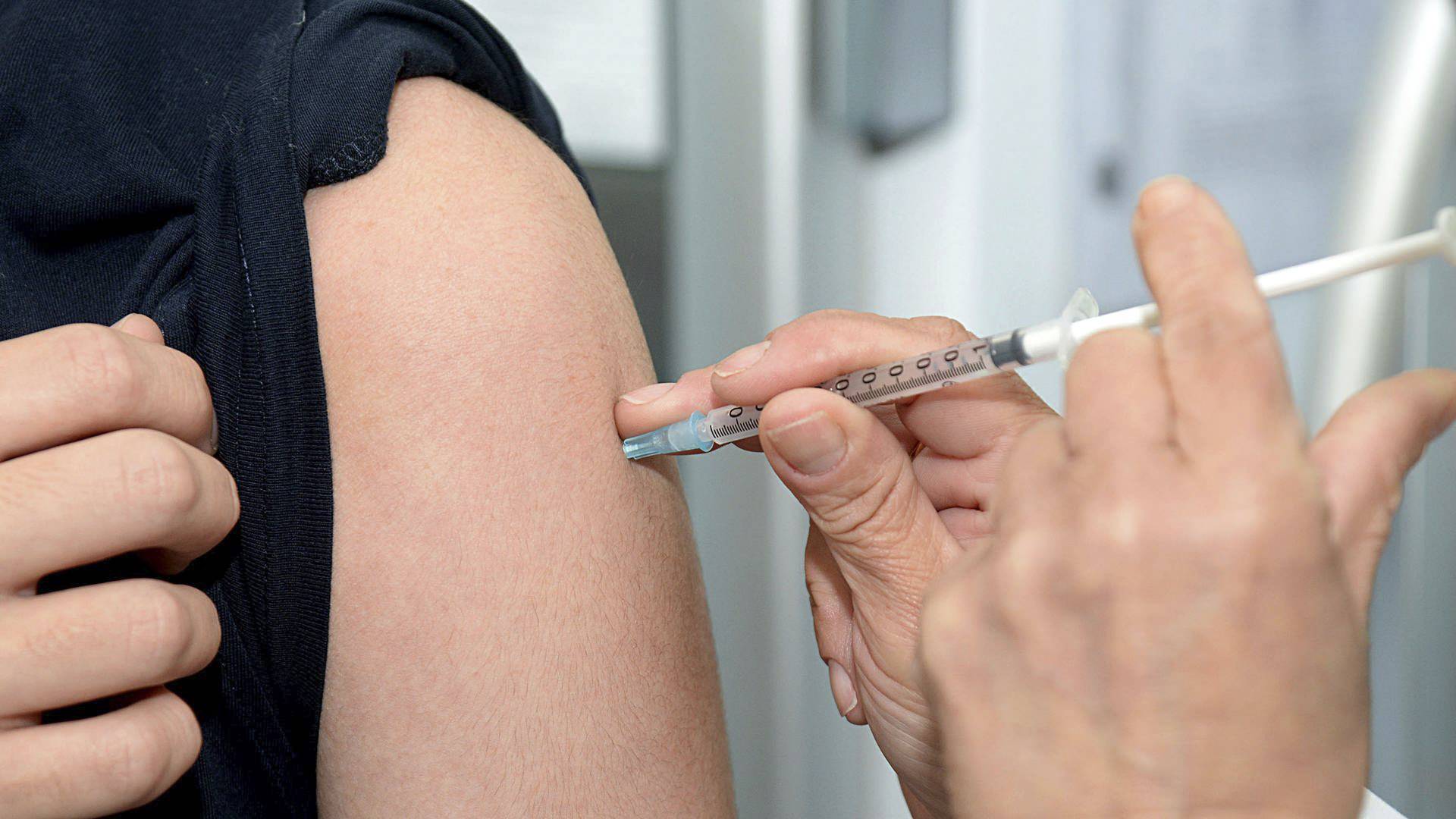 Vacinação em Cascavel continua com aplicação da segunda dose