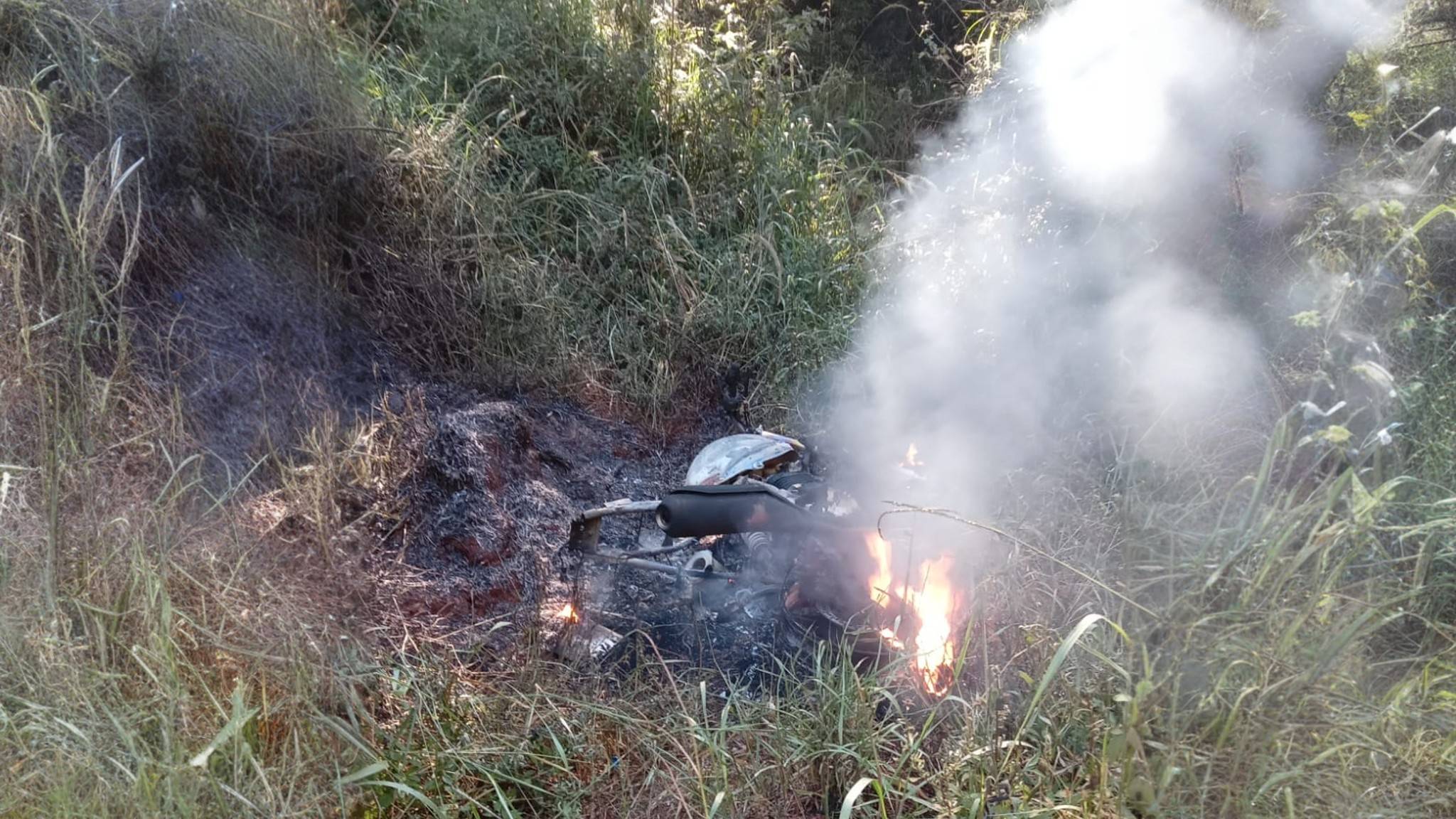 Motocicleta suspeita de ligação com homicídio em igreja é encontrada em chamas em estrada rural