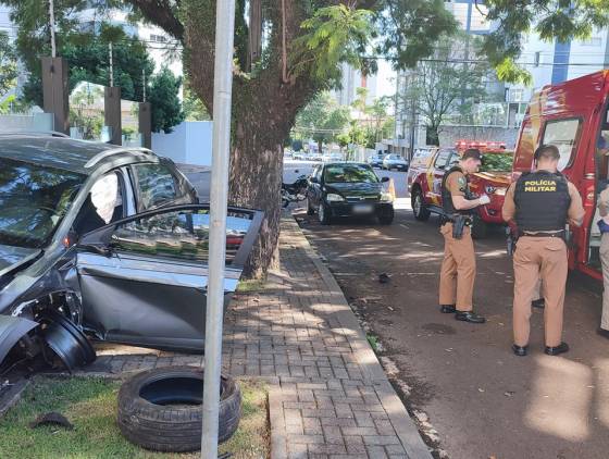 Motorista sofre mal súbito e causa acidente no Centro de Cascavel