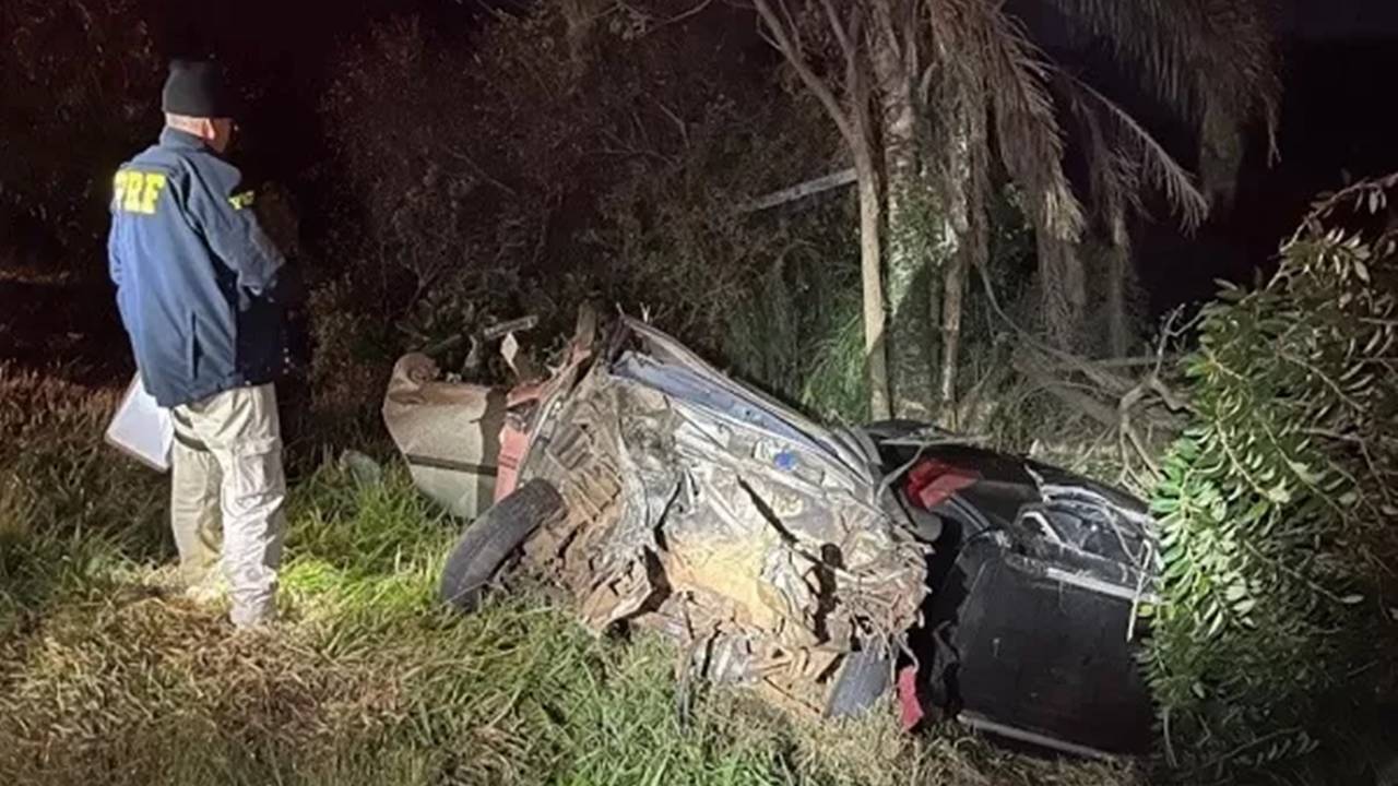 Seis pessoas morrem em colisão entre carros e caminhão na BR-471