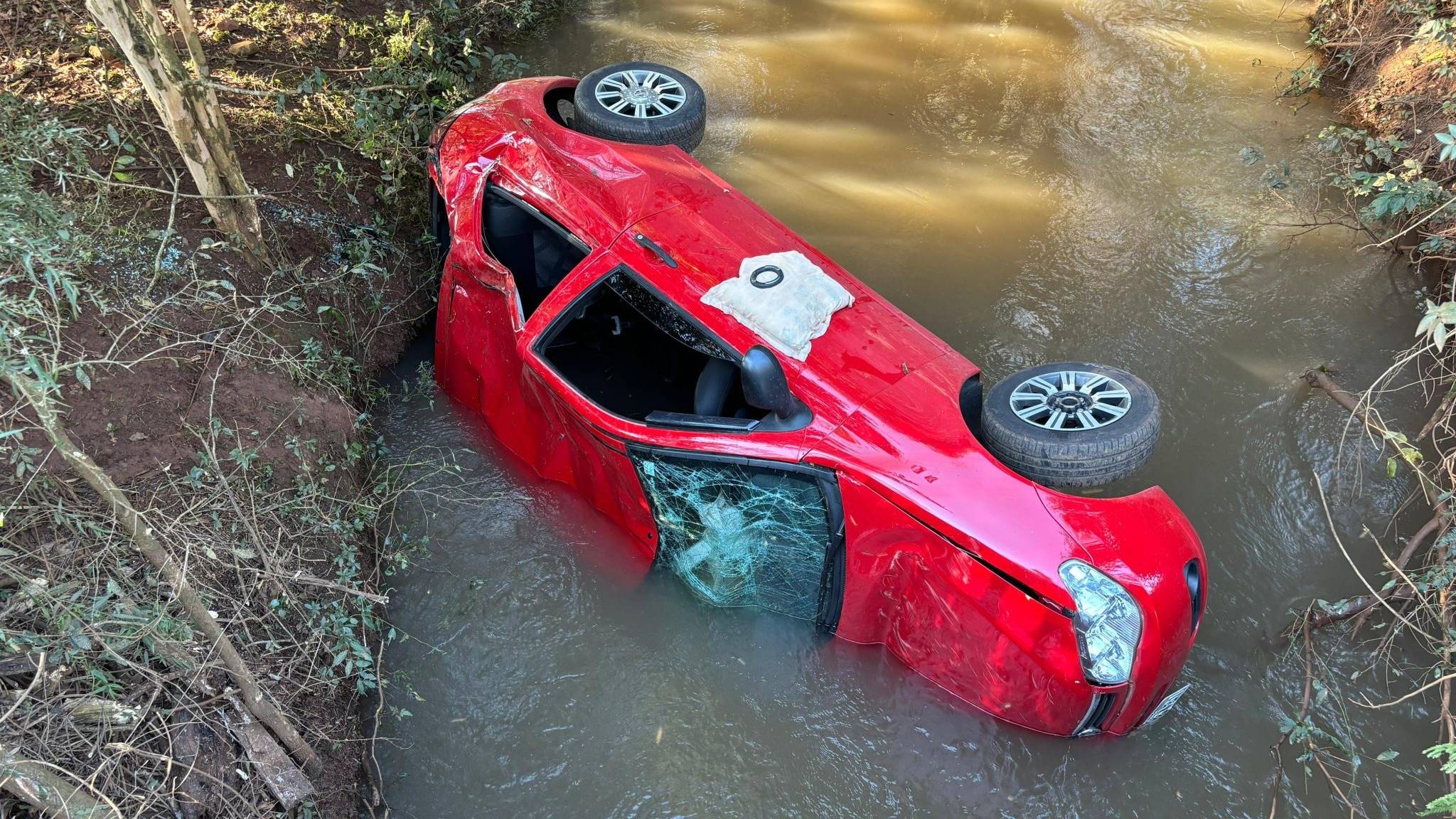 Carro cai em rio e deixa quatro feridos no Sudoeste do Paraná