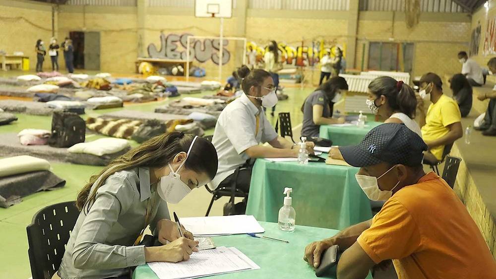 Pessoas em situação de rua participam de entrevista de emprego