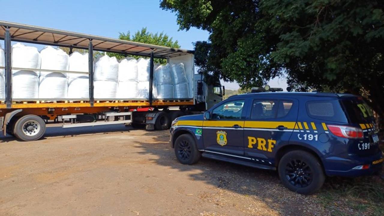 PRF flagra carreta transportando mais de 14 toneladas de café sem amarração em Ibiporã