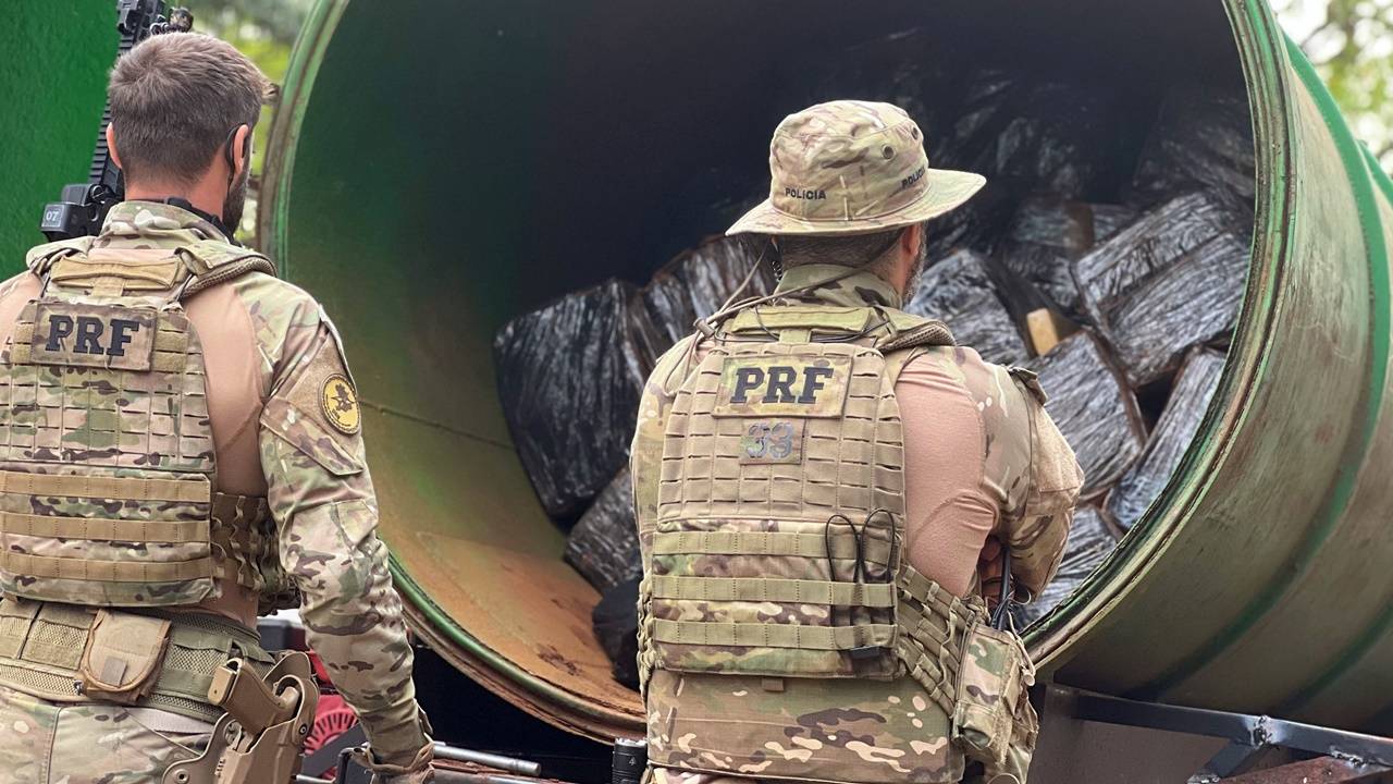 PRF apreende caminhão-pipa com mais de 5 toneladas de maconha em Ouro Verde do Oeste