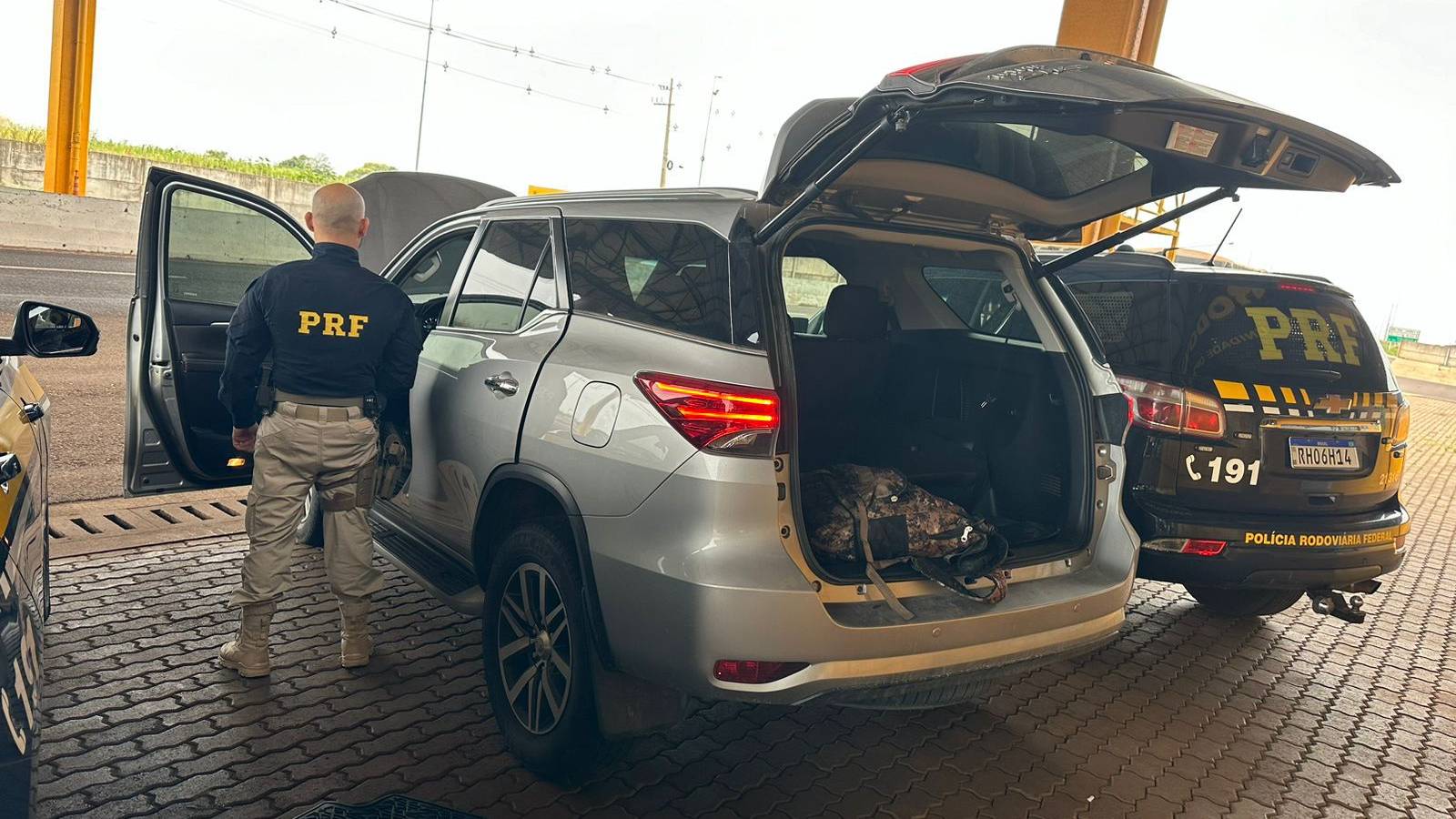 PRF recupera Hilux com placas clonadas em abordagem em Cascavel