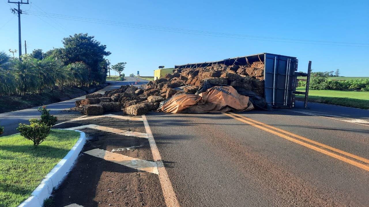 Caminhão tomba na PR-497, em Itaipulândia, deixando motorista ferido