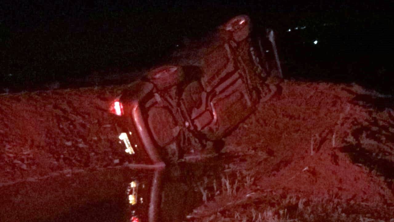 Carro de Cascavel capota e bate contra barranco na PR-317 em Santa Helena