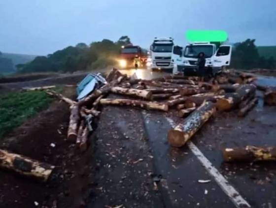 Acidente com caminhão carregado de toras deixa três feridos em Abelardo Luz