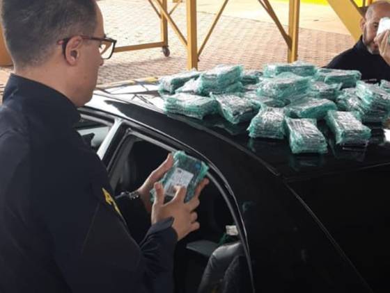 PRF apreende 280 iPhones em fundo falso de veículo na BR-277 em Cascavel