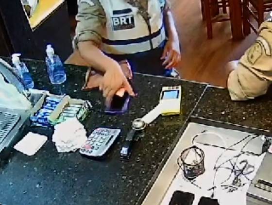 Agente da Guarda Municipal flagrada furtando celular em restaurante e é conduzida para delegacia