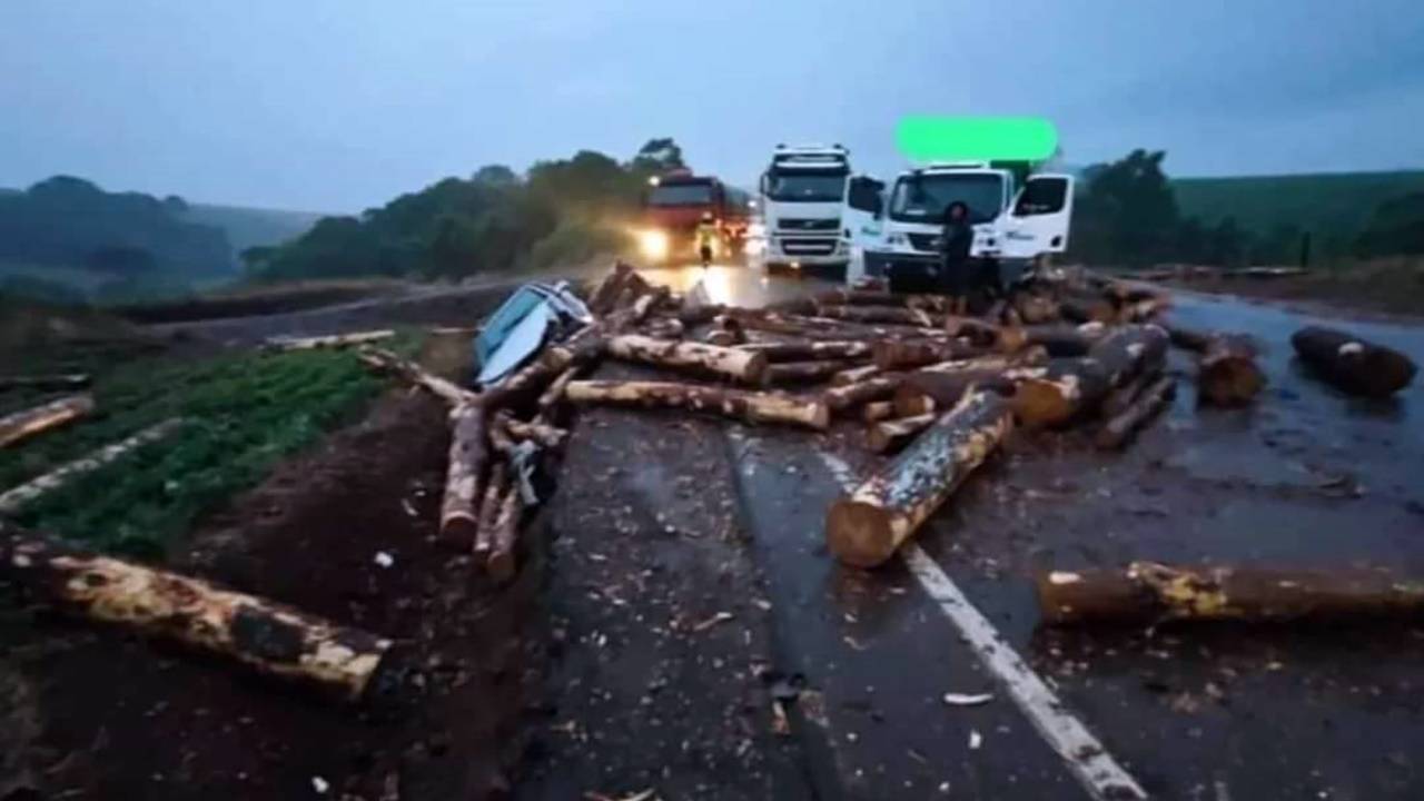 Acidente com caminhão carregado de toras deixa três feridos em Abelardo Luz