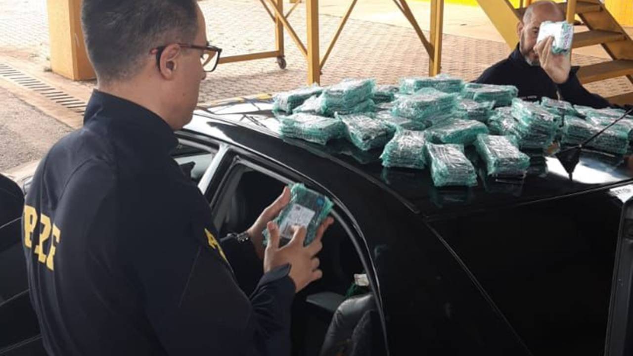 PRF apreende 280 iPhones em fundo falso de veículo na BR-277 em Cascavel