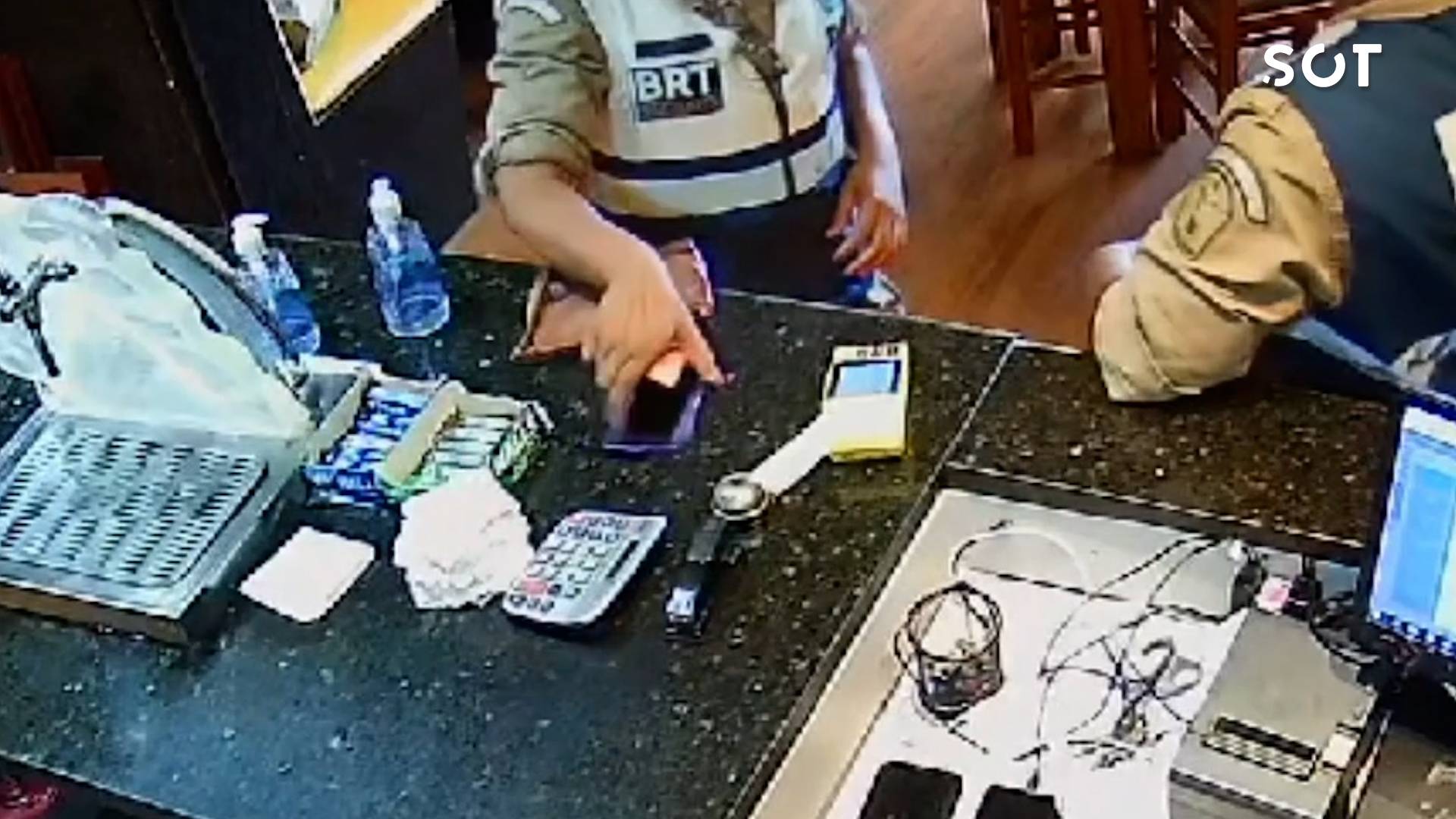 Agente da Guarda Municipal flagrada furtando celular em restaurante e é conduzida para delegacia