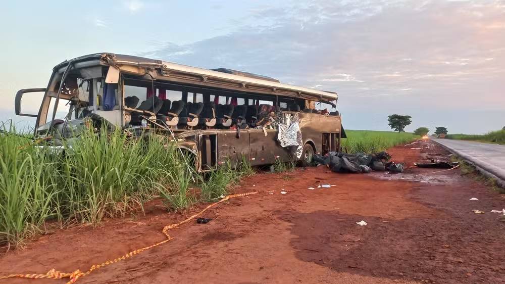 Tragédia na SP-355: Acidente entre caminhão e ônibus com universitários deixa 12 mortos