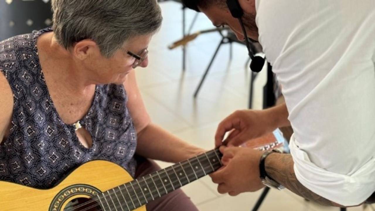 Projeto Vó e Vô na Viola: Iniciativa de Corbélia incentiva o bem-estar dos idosos através da música