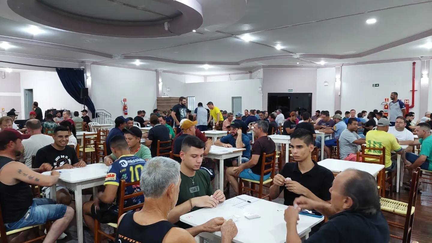 Truqueiros em ação: Campeonato de truco em Cafelândia reúne tropa de elite das cartas