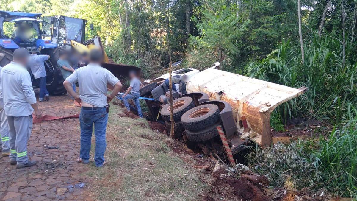 Caminhão da Prefeitura de Corbélia tomba em área de mata