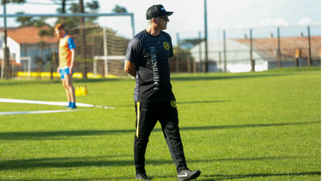 “Temos no mínimo dois atletas de alto nível em cada posição”, diz o treinador Luis Carlos Cruz