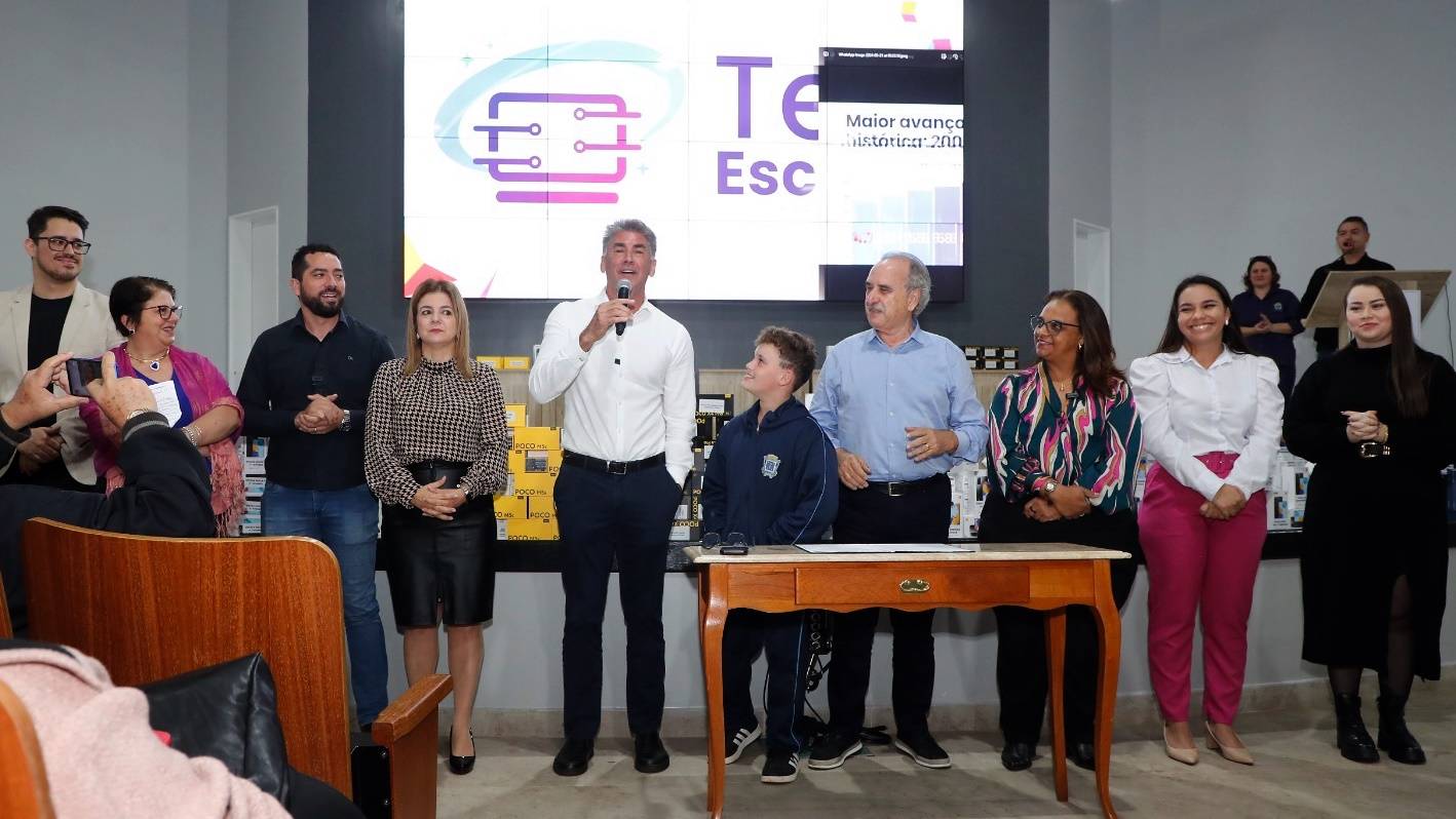 Cascavel entrega 545 smartphones para alunos e investe em tecnologia na educação