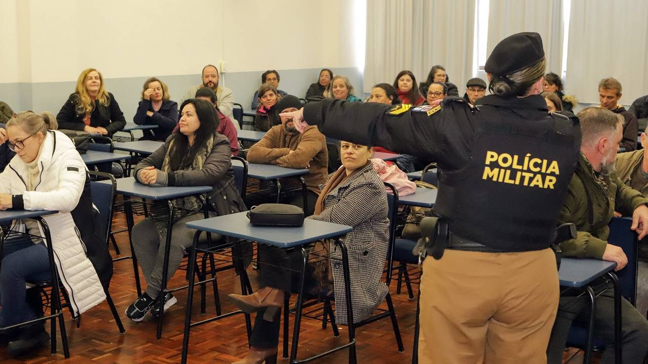 Professores, pedagogos e funcionários fazem simulado de segurança nas escolas do Paraná