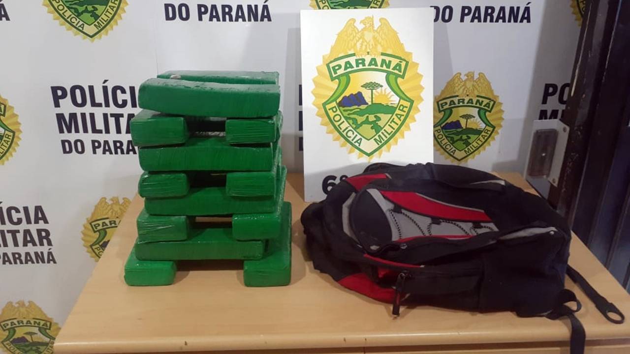 Polícia Militar apreende 17 tabletes de maconha e dois jovens na Rua Santa Catarina