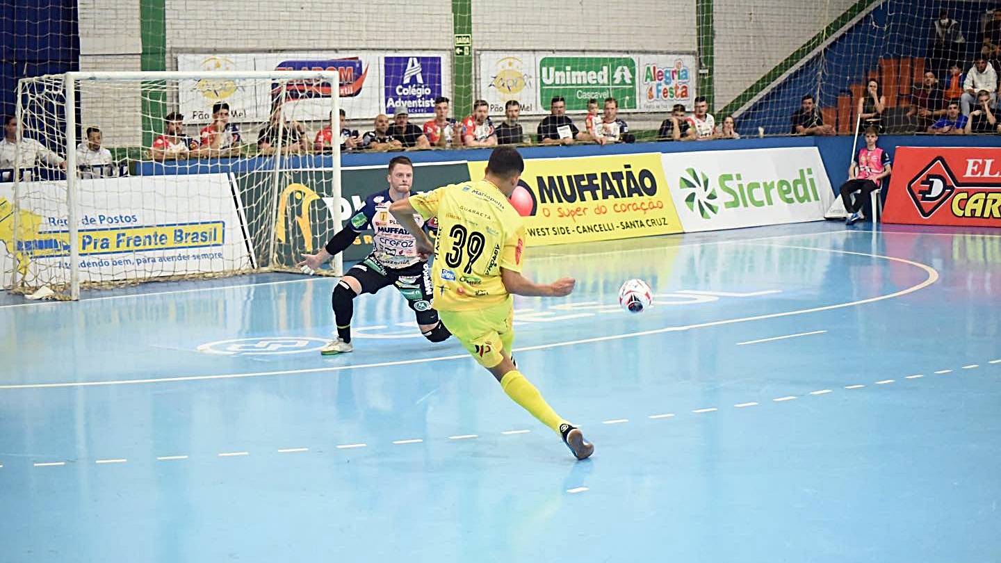 Depois de 5 anos, goleiro Fernando volta a disputar uma partida profissional no Cascavel Futsal