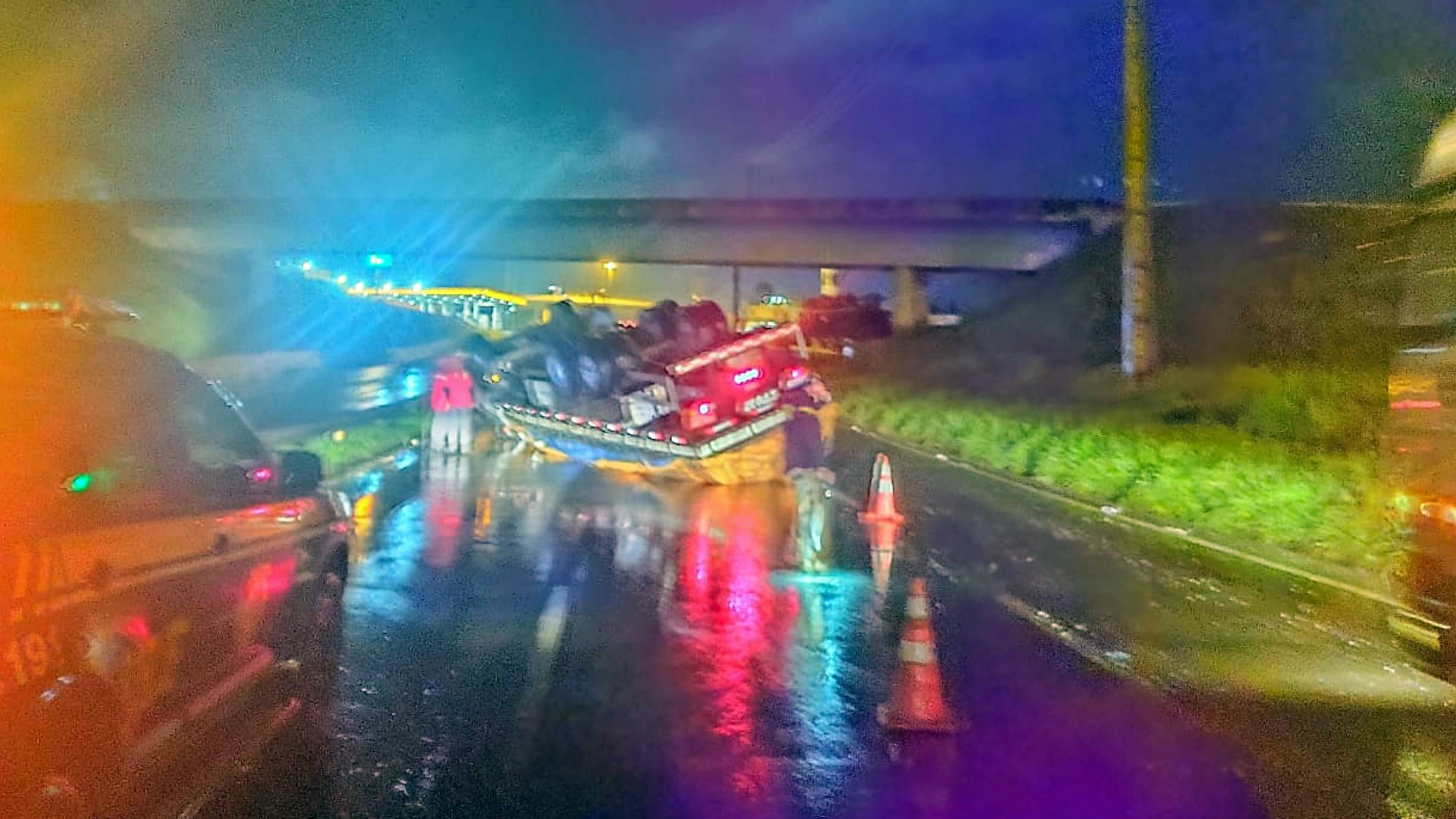 Caminhão carregado de amendoim tomba na BR-376 em Ponta Grossa