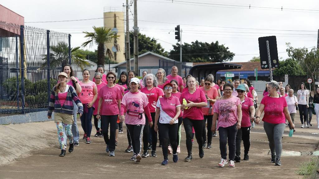 Secretaria Municipal de Saúde promove caminhada com mulheres em alusão ao Outubro Rosa