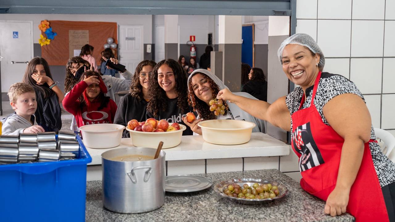 Merenda escolar: rede estadual serve três refeições por dia e produtos da agricultura familiar