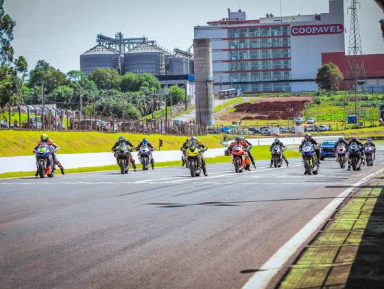 Gustavo Silveira vence corrida da GP600 no MOTO1000GP