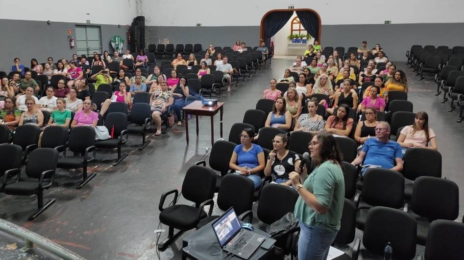 Professores passam por formação para atuarem em equipes pedagógicas das escolas de Corbélia