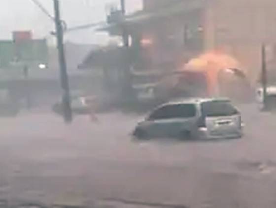 Chuva torrencial causa alagamentos em Foz do Iguaçu e interrompe o trânsito