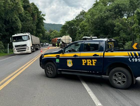 Colisão frontal entre três veículos interdita parcialmente a BR-277; Um dos caminhões é de Cascavel