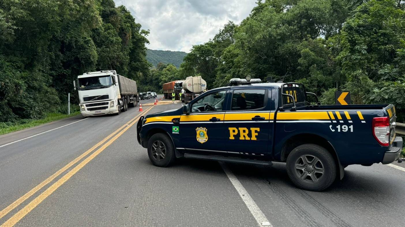 Colisão frontal entre três veículos interdita parcialmente a BR-277; Um dos caminhões é de Cascavel