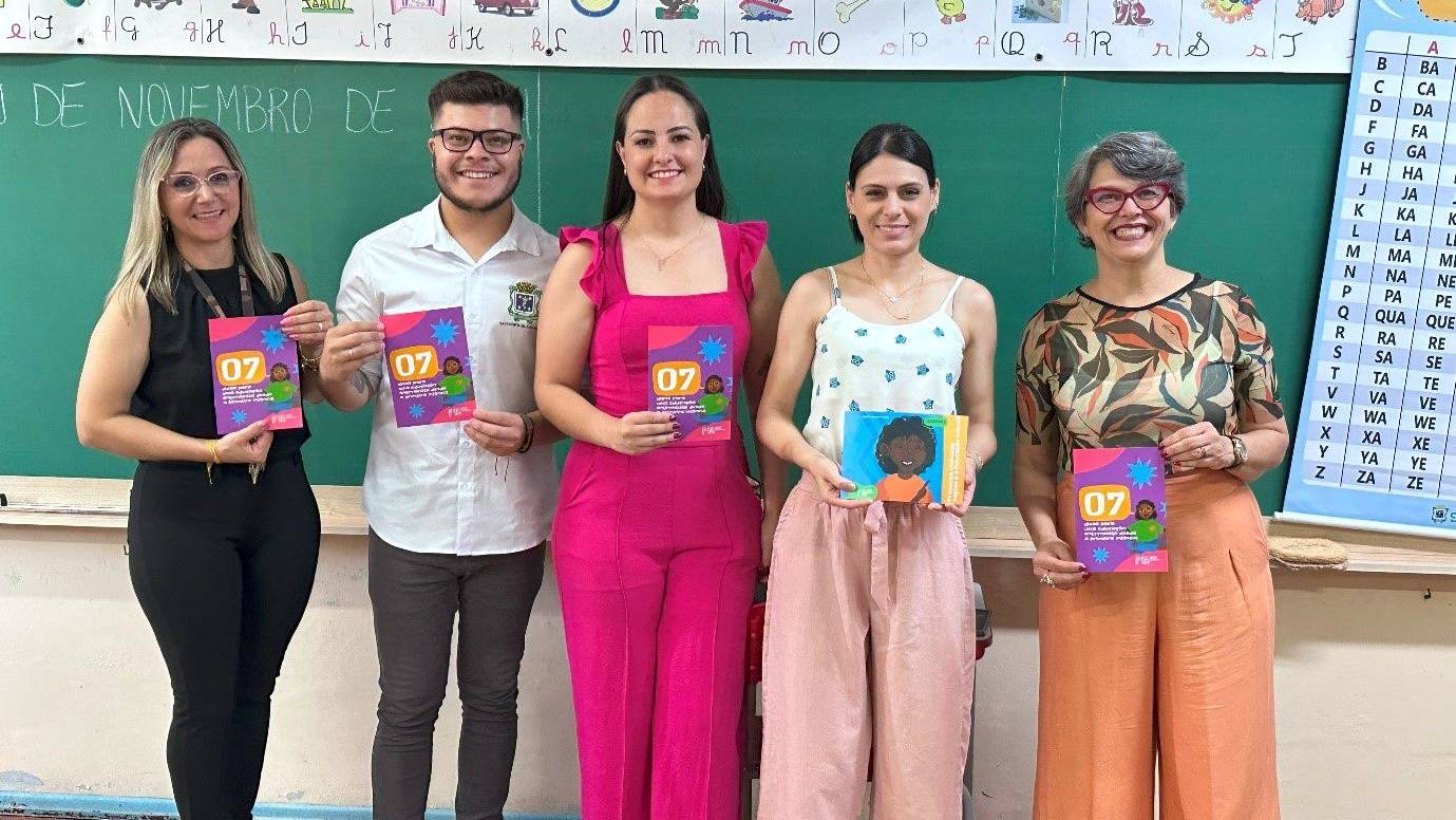 Cartilha para educação antirracista é distribuída graças a emenda da Professora Liliam