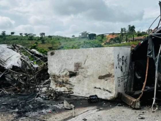 Colisão entre três veículos deixa ao menos 22 mortos em rodovia na BR-116