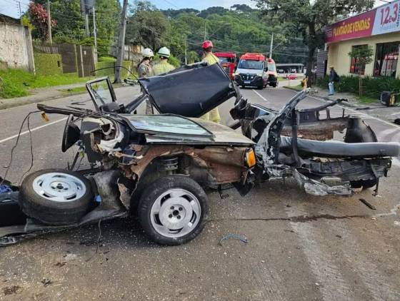 Carro parte ao meio, cinco jovens são ejetados e um tem braço amputado em grave acidente