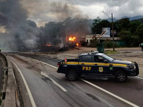 Caminhão-tanque tomba na BR-277, causa incêndio e bloqueia rodovia no litoral do Paraná