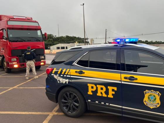 Carreta carregada com 400 mil maços de cigarros contrabandeados é apreendida PRF em Cascavel