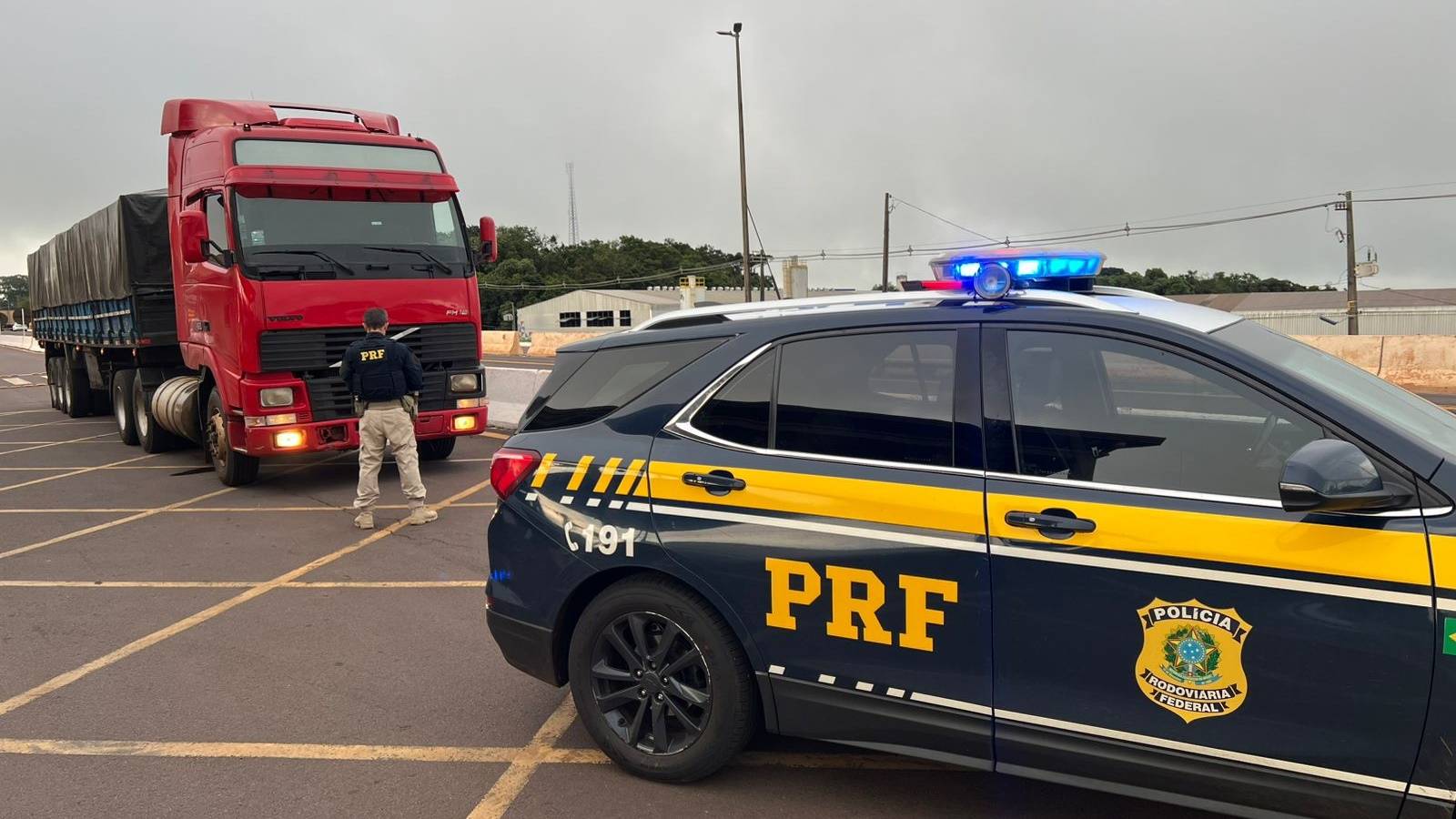 Carreta carregada com 400 mil maços de cigarros contrabandeados é apreendida PRF em Cascavel