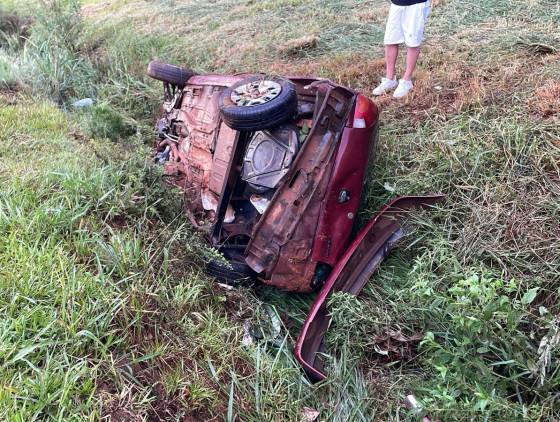 Condutor de 28 anos fica ferido após colisão seguida de tombamento na rodovia BR-277 em Cascavel