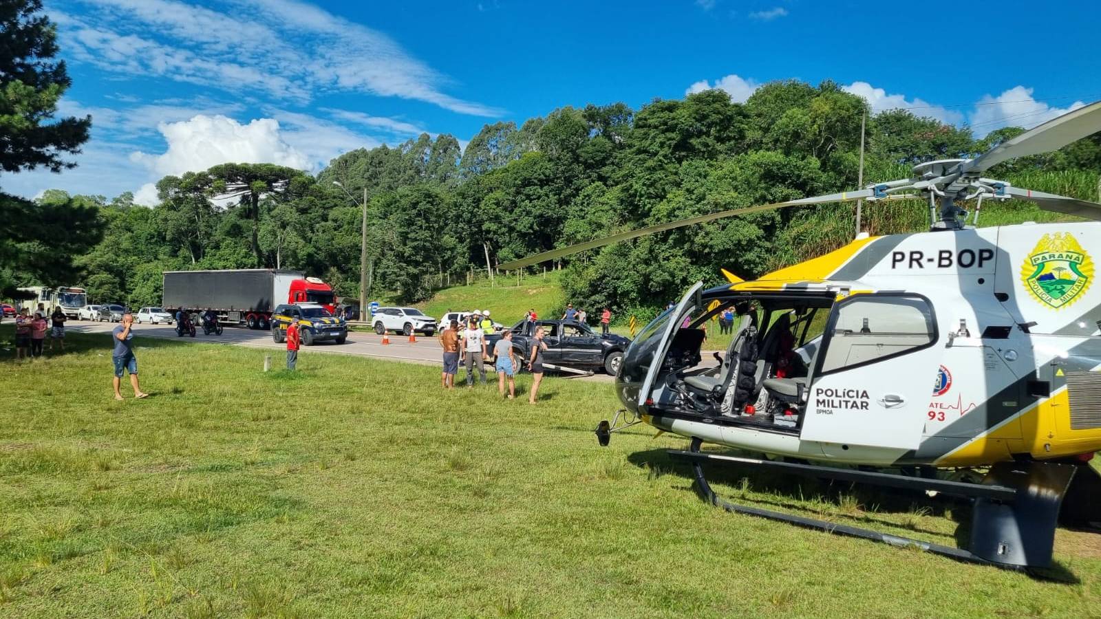 Colisão transversal na BR-116 deixa três feridos graves e mobiliza resgate aéreo