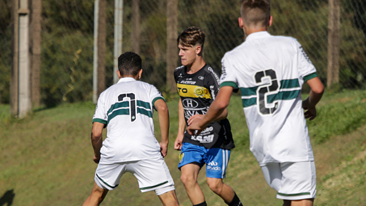 Atleta da base do FC Cascavel faz semanas testes no Fluminense