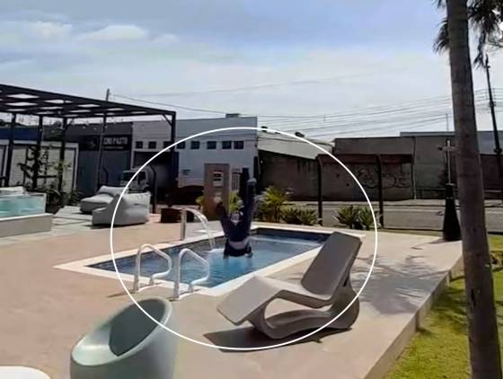 “Duvido você pular”: Motoboy invade loja de piscinas em Cascavel e pula na água para se refrescar