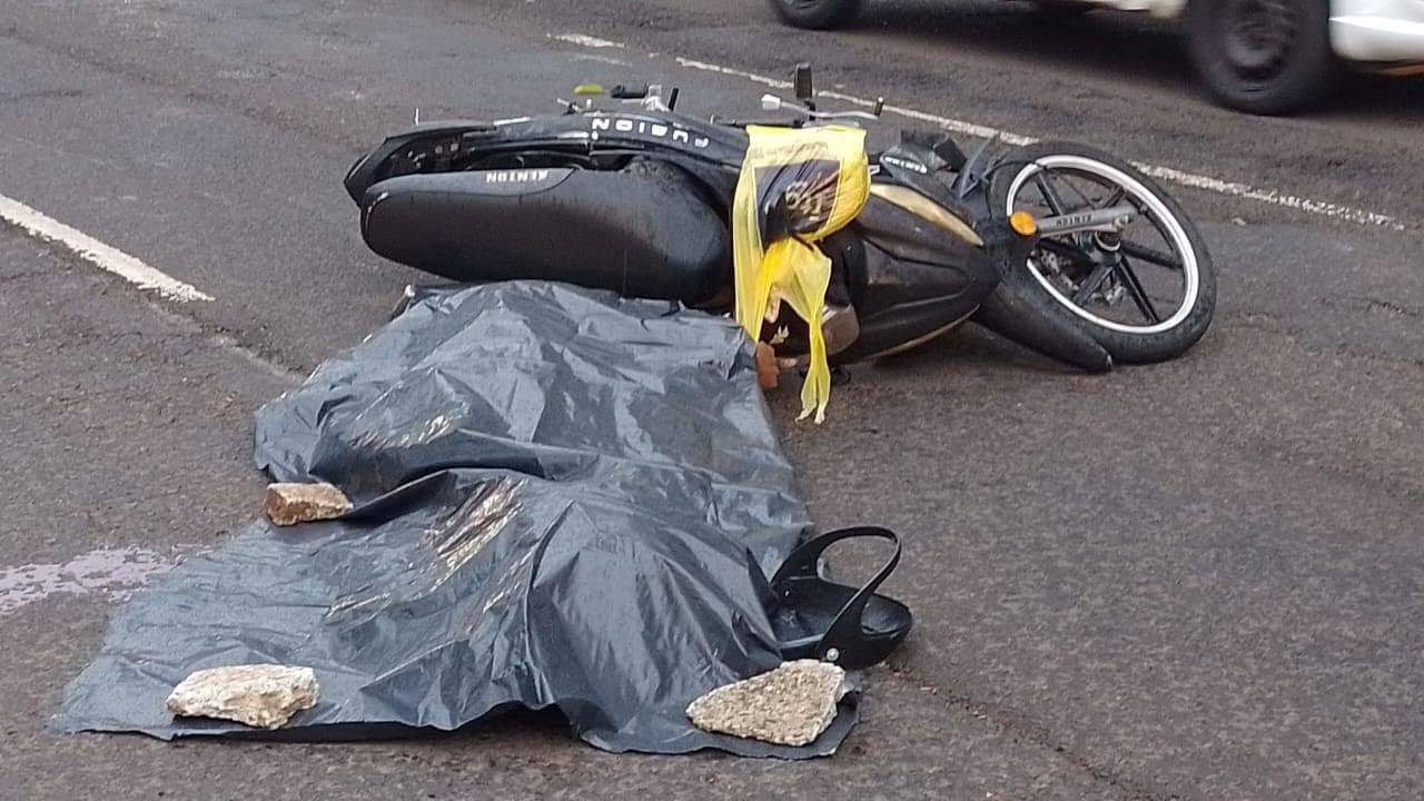 Motociclista morre após ônibus passar por cima em acidente na Avenida JK em Foz do Iguaçu