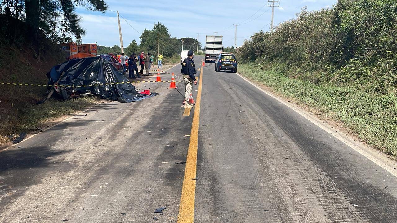 Duas pessoas morrem em colisão frontal entre caminhão e Palio na BR-153 em Mallet