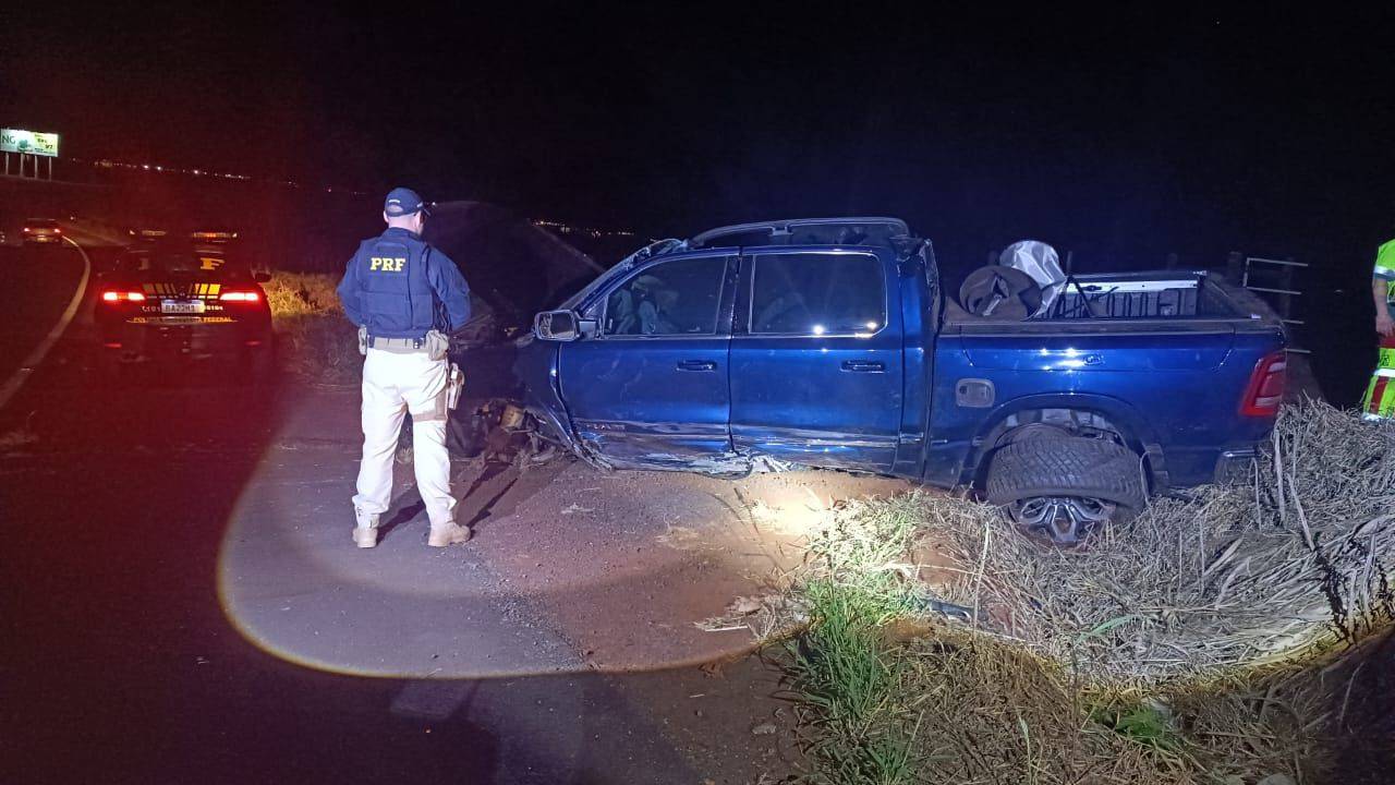 Carro capota na BR 376 em Mandaguari e deixa três feridos