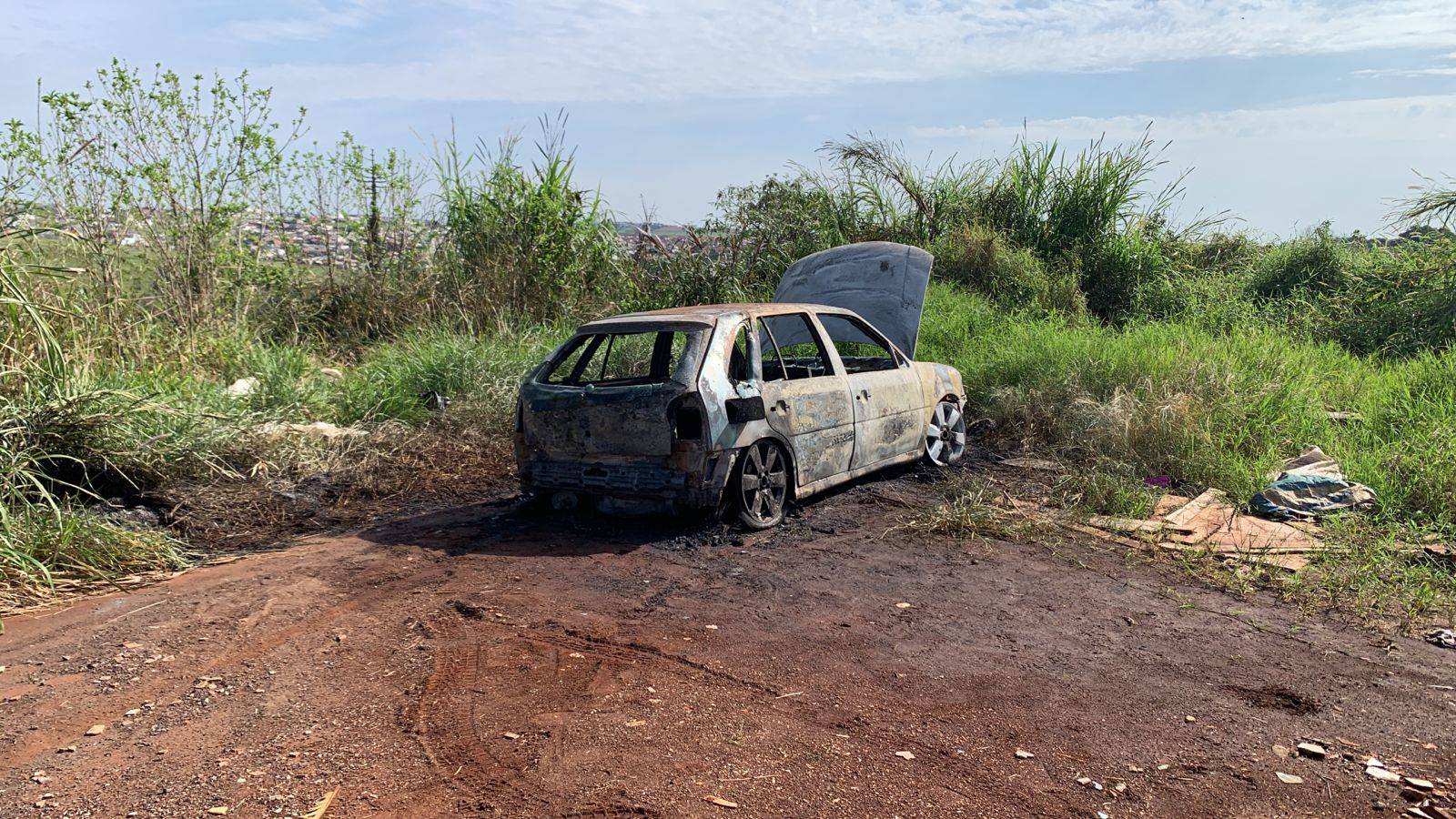 Morre no HU, vítima de espancamento, carro incendiado e abandono em estrada rural de Cascavel